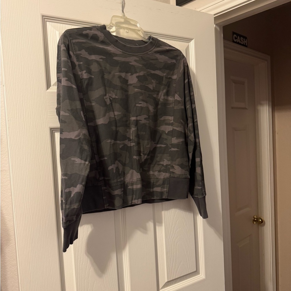 Womens Camouflage Long Sleeve sweat Shirt size‎ small from Athleta